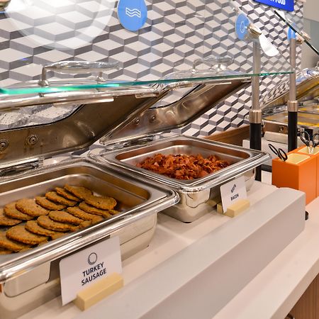 Holiday Inn Express Pembroke By Ihg Екстер'єр фото