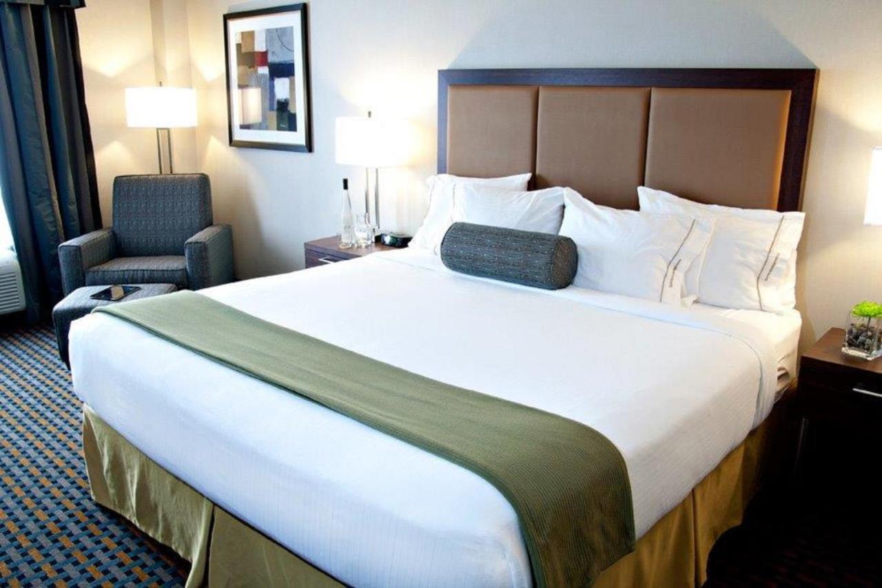 Holiday Inn Express Pembroke By Ihg Екстер'єр фото