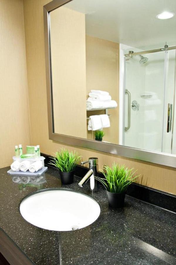 Holiday Inn Express Pembroke By Ihg Екстер'єр фото