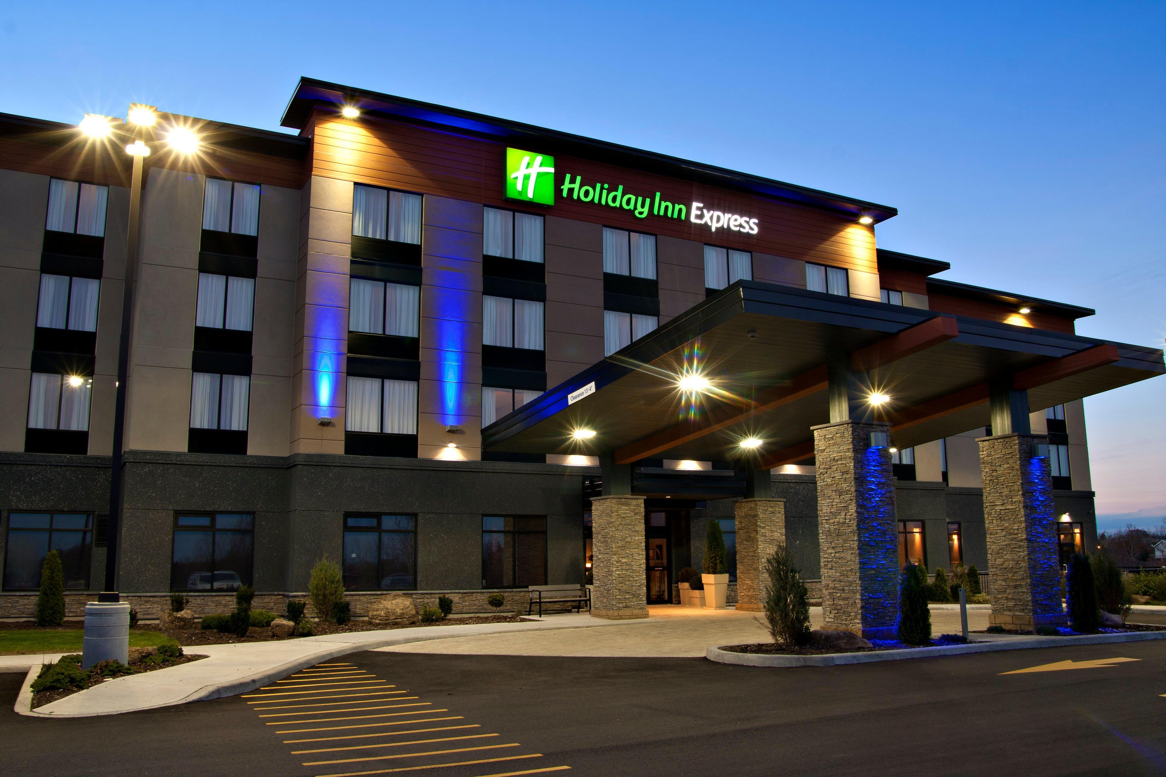 Holiday Inn Express Pembroke By Ihg Екстер'єр фото