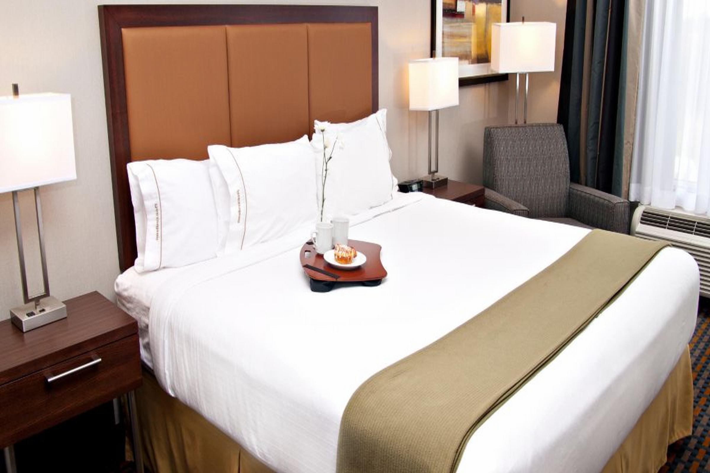 Holiday Inn Express Pembroke By Ihg Екстер'єр фото