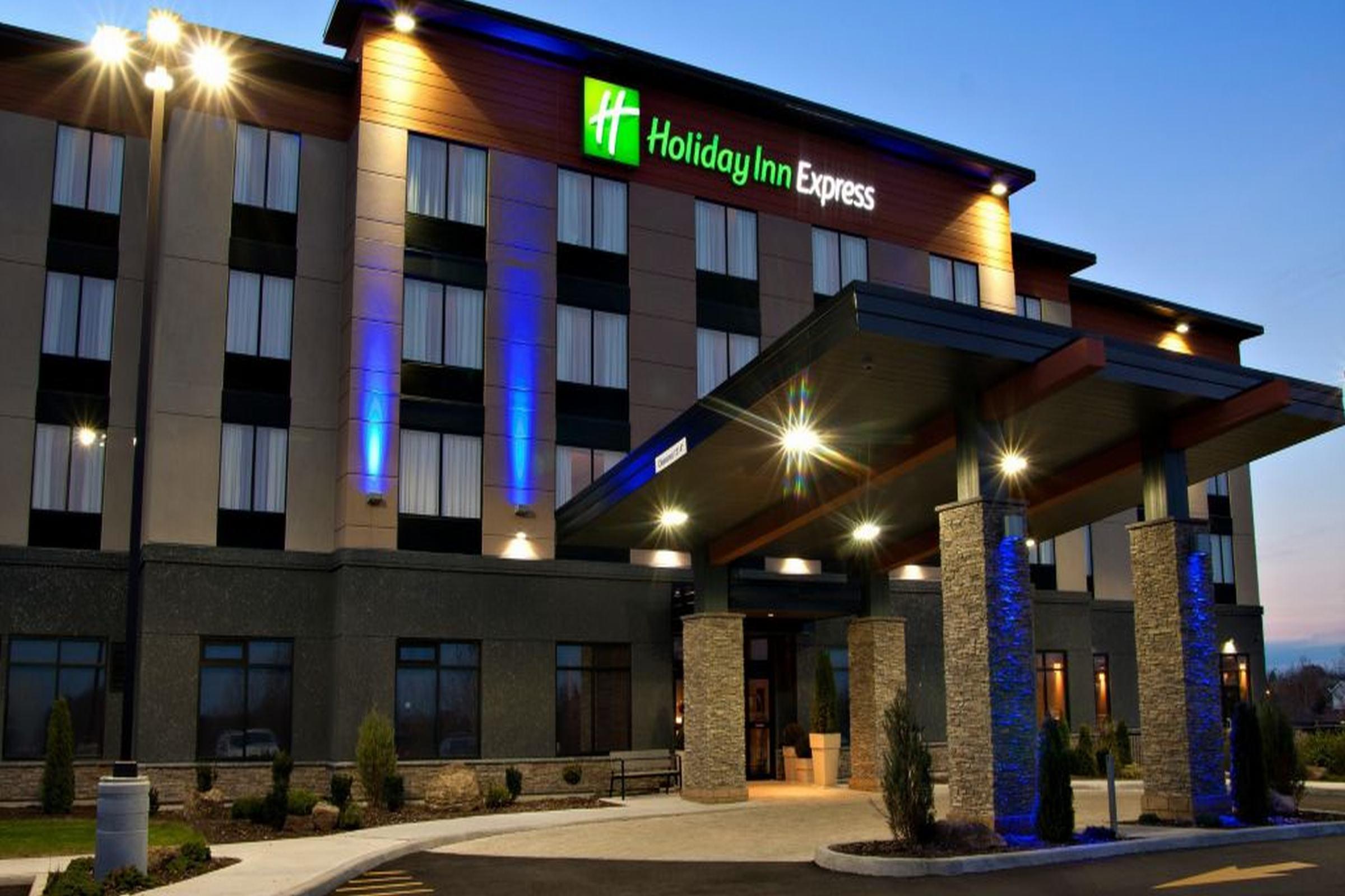 Holiday Inn Express Pembroke By Ihg Екстер'єр фото